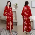 Peignoir long en satin rouge à imprimé floral élégant avec ceinture pour femmes - Rose et Cinabre
