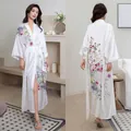 Peignoir long élégant en satin blanc avec imprimé fleuri, ceinture et manches 3/4 - Rouge Printemps Champ de Neige
