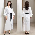 Peignoir en satin blanc avec imprimé floral de luxe et ceinture noire pour femme - Immortel de Jade Blanc