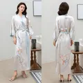 Peignoir long en satin blanc avec imprimé floral et bordure bleu clair élégante - Oiseau Effrayé par le Printemps