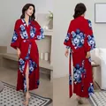 Peignoir kimono en satin rouge luxueux pour femmes avec motifs floraux bleus - Ciel Bleu Flamme Rouge