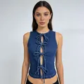 Détail de gilet en jean sans manches avec lacets frontaux à nœuds et surpiqûres jaunes - S / Bleu