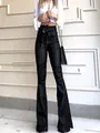 Detalle de vaqueros negros de campana con cintura alta, corte entallado y cinturón a juego - S / Bottoms / Negro