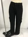 Pantalones cargo negros de cintura alta para mujer con bolsillos laterales en un maniquí - S / Negro