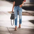 Jean bleu clair déchiré pour femme avec trous aux genoux et ourlet effiloché mode - S / Bleu foncé