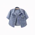 Kurzärmelige Jeansjacke für Damen in hellblauer Waschung mit klassischen Brusttaschen - S / Hellblau