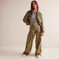 Steppjacke in Armeegrün kombiniert mit passender Utility-Cargohose im Vintage-Stil - S / Grün