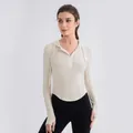 Eng anliegender Yoga-Hoodie in Creme-Weiß mit Halbreißverschluss und Daumenlöchern - S / Hellaprikose