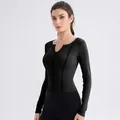 Zwart yoga shirt met lange mouwen, slanke pasvorm, ingekeepte halslijn en stretchstof - S / Zwart