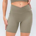 Pantaloncini yoga a coste verde oliva da donna con vita alta a V incrociata e tasche - 12/XXL / Pantaloni e gonne / Kaki