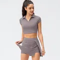Damen Yoga-Set in Dunkelgrau-Lila mit kurzem Poloshirt und Tennis-Hosenrock-Kombination - 10/XL / Oberteil Und Unterteil / Lila Grau