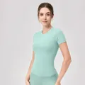 Nauwsluitend mintgroen yoga t-shirt voor dames met ronde hals en sneldrogende stretchstof - S / Mistgroen