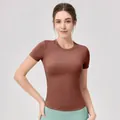 Nauwsluitend roodbruin yoga t-shirt voor dames van sneldrogende elastische stof - S / Kokosbruin