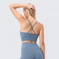 Set sportivo blu nebbia con reggiseno con spalline incrociate e leggings da yoga - S / Blu Grigio