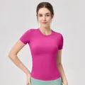 T-shirt sportiva da donna a maniche corte color rosa vivace, vestibilità slim girocollo - Rosso rosa