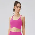 Atmungsaktiver Sport-BH in Pink mit dünnen Trägern und überkreuztem Saum-Design - S / Rosarot