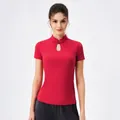 Nauwsluitende rode yoga top met opstaande kraag, druppelvormige uitsnede en knoop - S / Rood