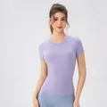 T-shirt de yoga lavande ajusté pour femmes avec coussinets de poitrine et tissu respirant - Violet
