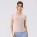 T-shirt de yoga rose clair pour femme coupe ajustée avec coussinets de poitrine intégrés - Rose Poterie