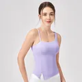 Hellviolettes Yoga-Top mit dünnen Trägern und V-Schlitz am Saum am weiblichen Model - S / Oberteile / Lila