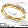 Goldener Armreif aus Edelstahl mit hohlem Herzmuster und funkelnden Strasssteinen - Hohlherz-Strass-Stil (SS-YS291)