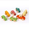 Set mit 7 bunten Montessori Holzspielzeugautos mit kleinen Holzfiguren für Kleinkinder - Sieben Autos