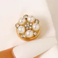 Botón dorado en forma de flor con perlas blancas y decoración de cristales brillantes - Estilo Rodeado de Perlas y Diamantes Redondos (3021) / Pieza única