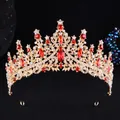 Luxuriöse goldene Brautkrone mit roten Strasssteinen und Kristallen auf schwarzem Grund - Gold Weiß Rot