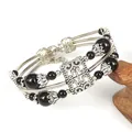 Bracciale boho a tre strati con perle nere e ciondoli in metallo stile vintage - Nero