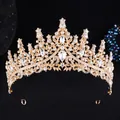 Detail einer goldenen Brautkrone mit filigranen Mustern und funkelnden Kristallen - KC Gold mit weißen Strasssteinen