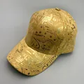 Primer plano detallado de gorra de béisbol bronce con grafitis y patrones de corazón - Grafiti Oro Bronce