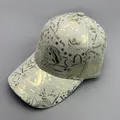 Gorra de béisbol de algodón gris con grafiti dorado y negro y letras reflectantes - Grafiti Gris Oro