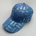 Gorra de béisbol de mezclilla azul con letras QUEEN holográficas y estilo reflectante - Letra Láser Azul Denim