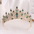 Eleganter Gold-Brautkranz mit grünen Kristallen und funkelnden weißen Strasssteinen - KC Gold Weiß + Dunkelgrün