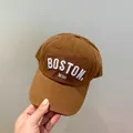 Détail de la broderie blanche 3D Boston 1630 sur une casquette de baseball en toile marron - Taille Enfant Réglable / Marron