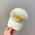 Gros plan sur casquette en coton beige avec broderie 3D Boston 1630 jaune vif - Taille Enfant Réglable / Blanc Cassé