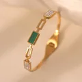 Dettaglio del bracciale in acciaio al titanio placcato oro 18k con malachite e cristalli - Conchiglia Verde