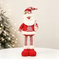 Dettaglio di uno gnomo natalizio in peluche con cappello lavorato a maglia e fiocchi - Babbo Natale Telescopico