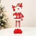 Dettaglio di un pupazzo natalizio in maglia con stella e sfondo di albero di Natale - Renna Telescopica