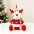 Dettaglio di renna di peluche natalizia con maglione rosso e cappello a strisce - Renna Seduta