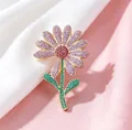 Makroaufnahme einer luxuriösen Gänseblümchen-Brosche mit lila Kristallen auf Seidenhintergrund - Violetter Gänseblümchenstil