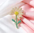 Detailansicht der Luxus-Gänseblümchen-Brosche mit weißen Blüten und grünen Kristallen - Weißes Gänseblümchen-Stil