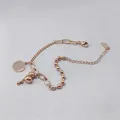 Elegantes 18k Roségold plattiertes Titanstahl Armband mit Perlen und rundem Anhänger - Runder Anhänger und Perle gespleißter Mehrlagenstil (5193) / Roségold