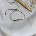 Minimalistisches silbernes Zugarmband mit Lover Dream Gravur auf dem rechteckigen Steg - LOVER DREAM Gravierter Schiebestil (DS007) / Silber