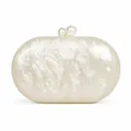 Dettaglio della borsa clutch in acrilico bianco perlato con chiusura a doppia perla - Bianco latte
