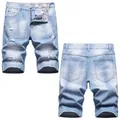 Pantaloncini di jeans uomo azzurri con strappi, effetto usurato e stampe trendy - EU 38 / Azzurro