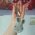 Glitzernder Hasen Schlüsselanhänger mit klaren Straßsteinen und weißer Quaste - Silberne Kette + Hasenquaste / Weiß