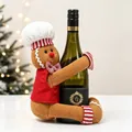 Nahaufnahme einer niedlichen Lebkuchenmann-Plüschfigur als Weinflaschendeko für Weihnachten - Männlicher Lebkuchenmann Weinflaschen-Hugger