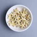 Vista macro di perle di ceramica a forma di stella marina gialla per gioielli fai-da-te - Caffè Chiaro