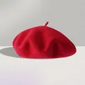 Detailansicht der roten Wollbaskenmütze mit Fokus auf hochwertigem Filzmaterial - Einheitsgröße (56-59cm) / Rot